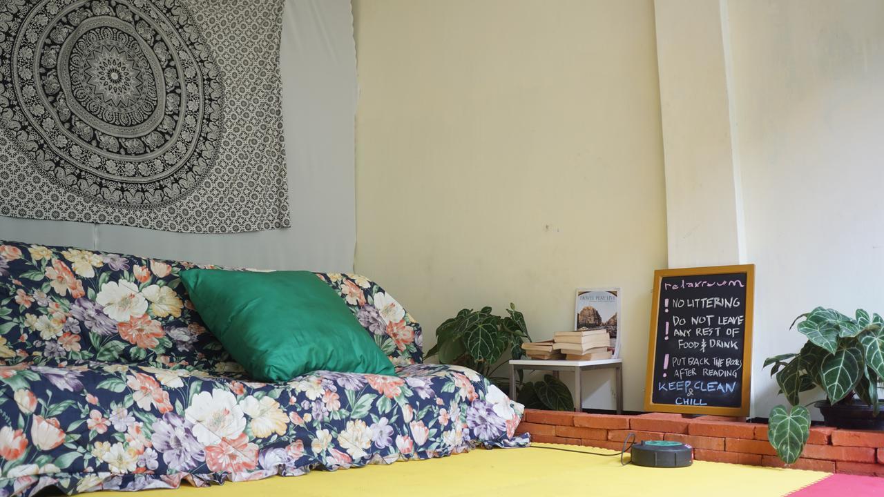 The Sleepingroom Hostel Джокякарта Екстериор снимка