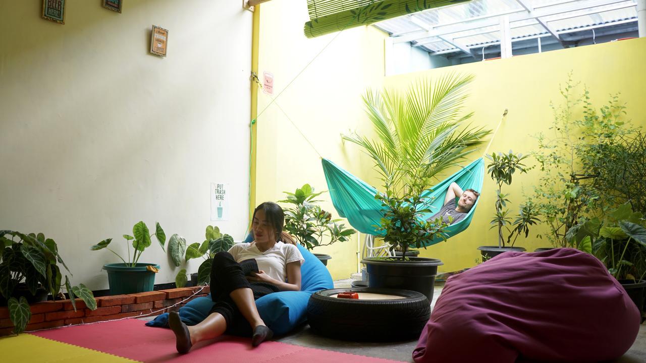 The Sleepingroom Hostel Джокякарта Екстериор снимка