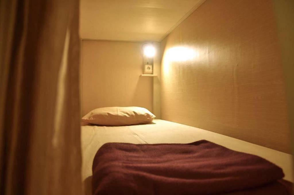 The Sleepingroom Hostel Джокякарта Екстериор снимка
